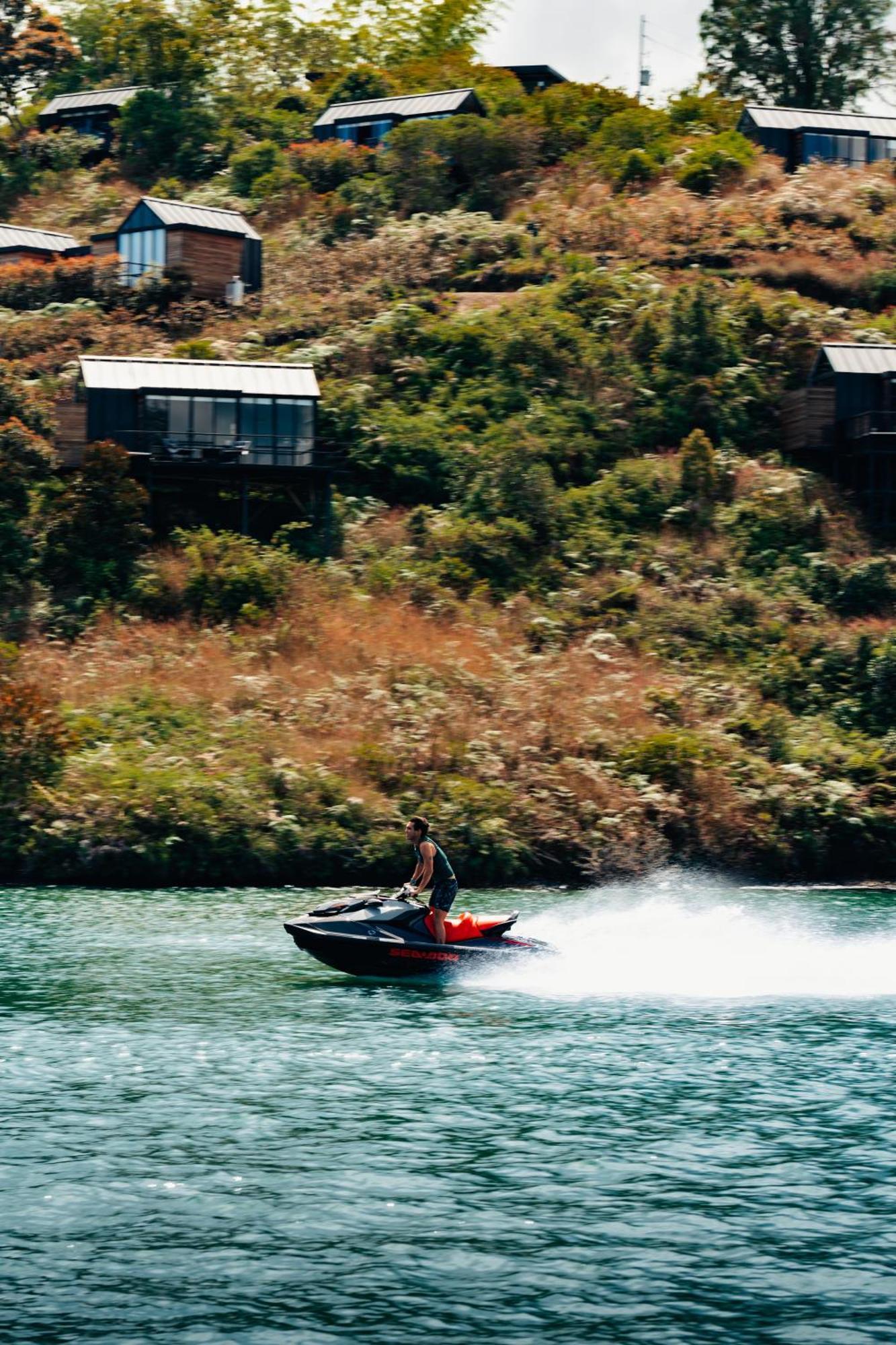 The Boato Hotel Guatapé Eksteriør billede Jet skiing on the Waikato River