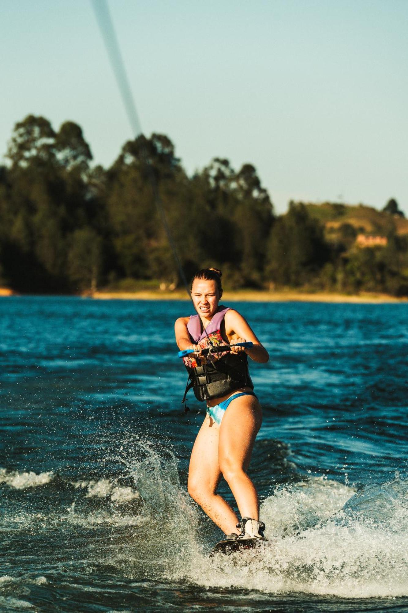 The Boato Hotel Guatapé Eksteriør billede A woman waterskiing