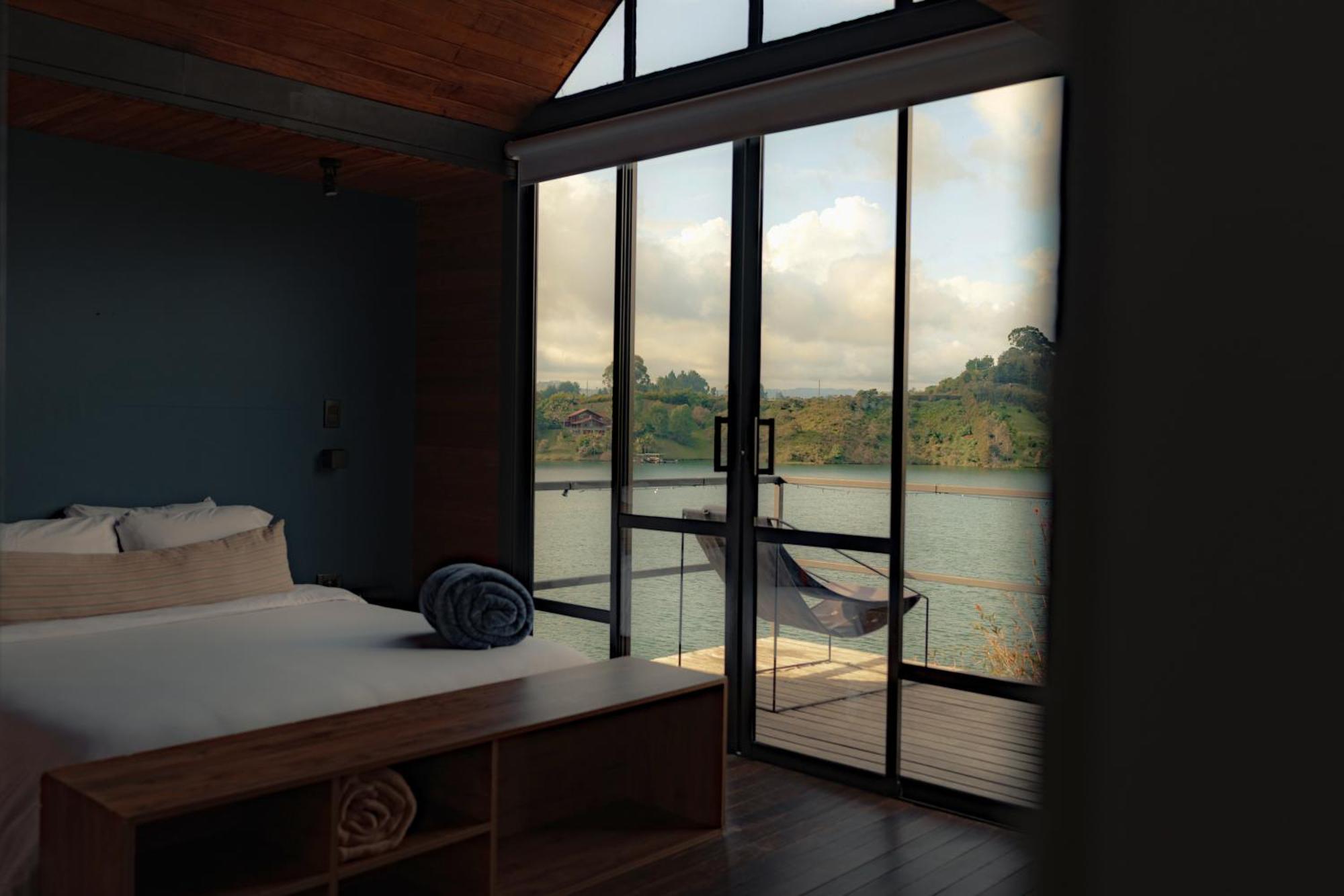 The Boato Hotel Guatapé Eksteriør billede A bedroom with a view of the river