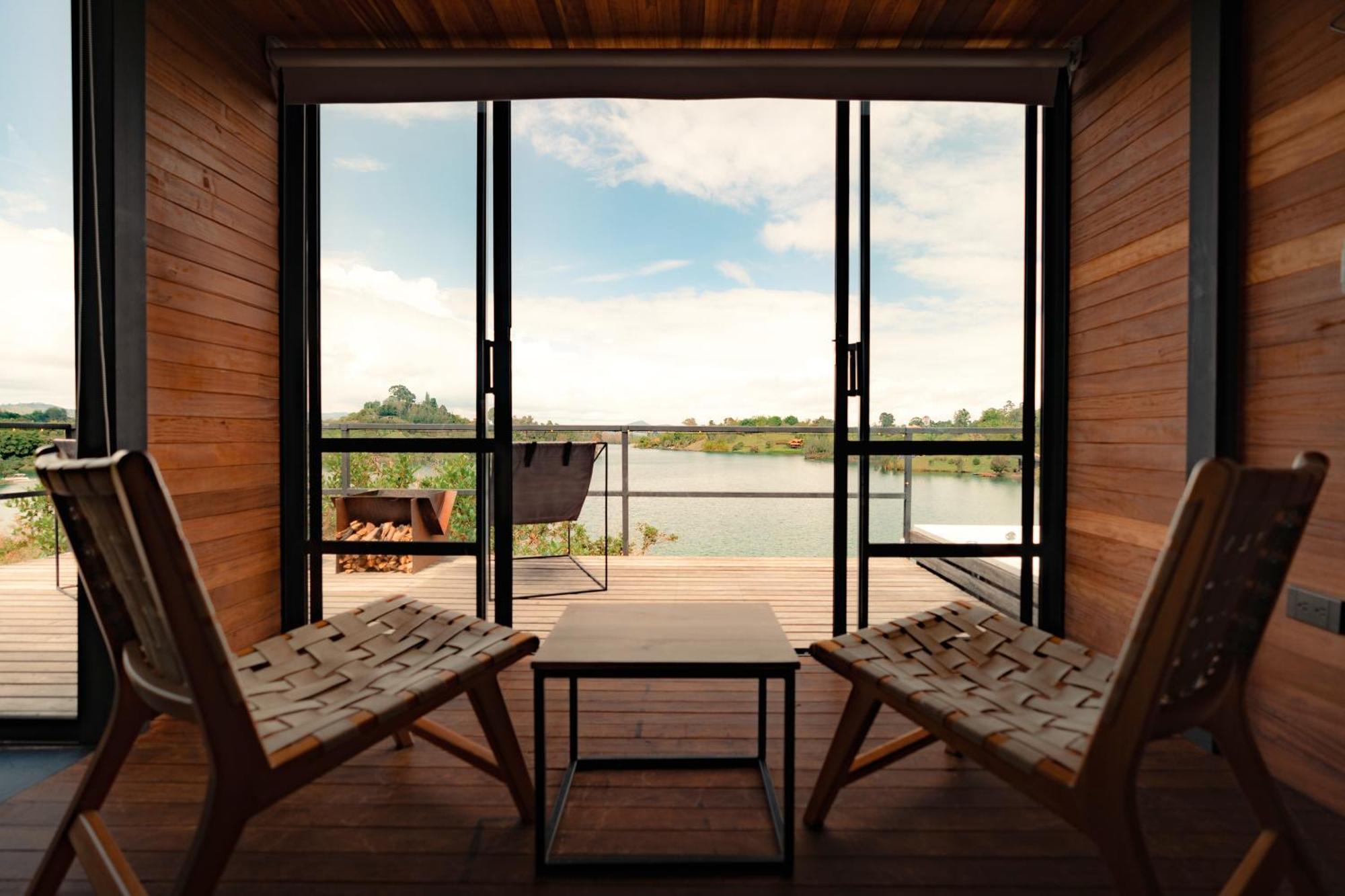 The Boato Hotel Guatapé Eksteriør billede View from the interior of a floating cabin