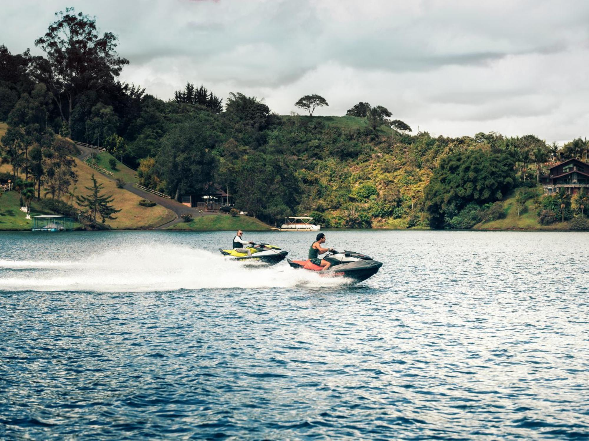 The Boato Hotel Guatapé Eksteriør billede Jet skiing on Lake Awoiti
