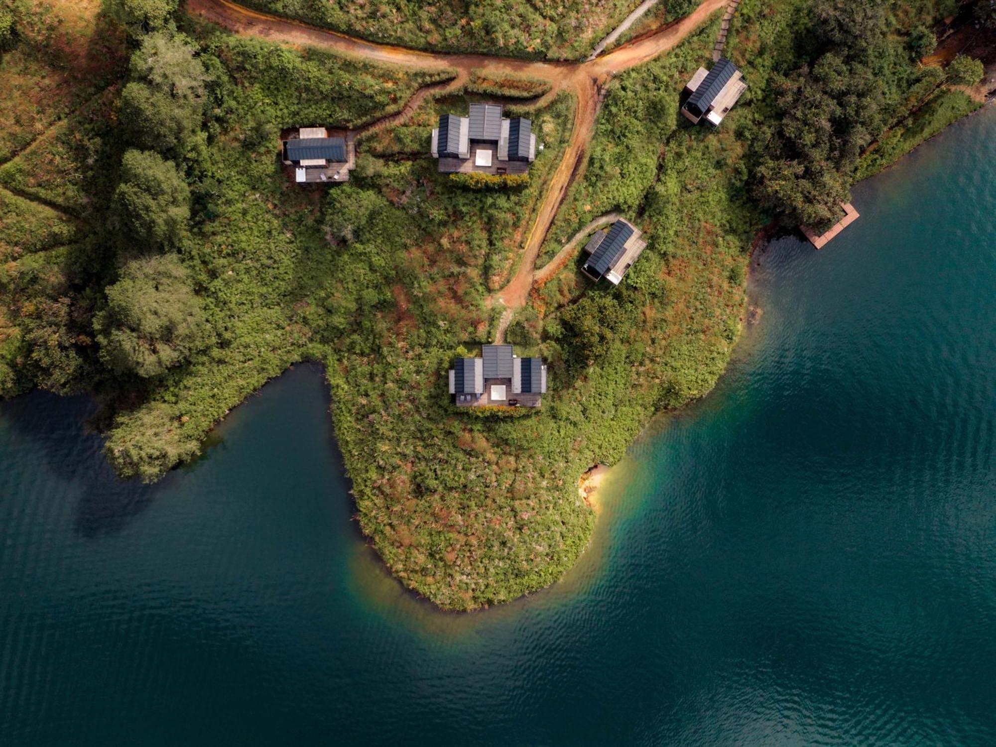 The Boato Hotel Guatapé Eksteriør billede Aerial view of the lake